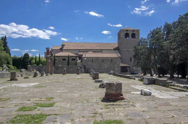 Trieste/Italien-23 juni 2018: Trieste domkyrka nästa Castello di San Giusto under turistsäsongen. — Stockfoto