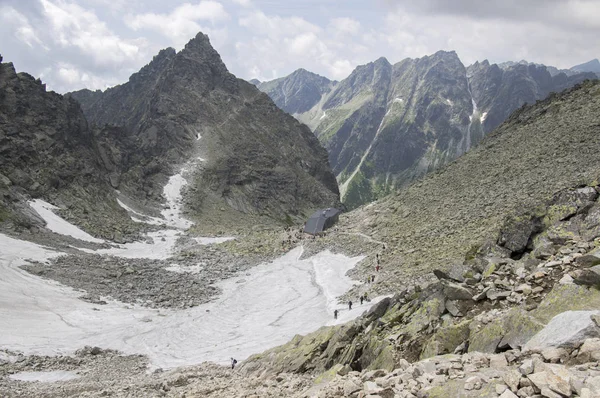 Geweldige panoramische wandelliefhebbers uitzicht op de vallei met Cottage in hoge Tatra mountais op de weg naar Mount Rysy — Stockfoto