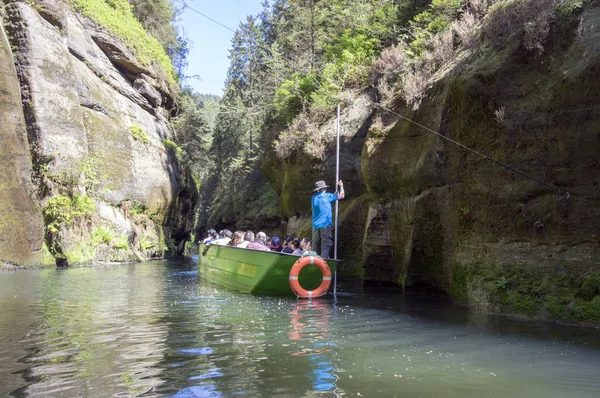 Kammintz George, Bohemya İsviçre / Çek Cumhuriyeti - 6 Mayıs 2018: Nehirde turistik atraction, teknede insanlar