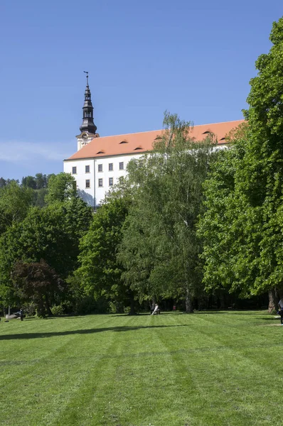Исторический старинный замок в чешском городе Дечин. Великий летний день с солнечным светом и голубым небом . — стоковое фото