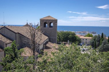 Trieste / İtalya - 23 Haziran 2018: Trieste Katedrali sonraki Castello di San Giusto turistik sezon da.