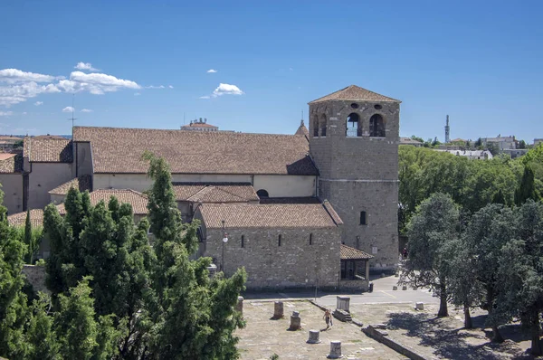 Trieste / İtalya - 23 Haziran 2018: Trieste Katedrali sonraki Castello di San Giusto turistik sezon da. — Stok fotoğraf