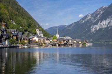 Pitoresk küçük belediye Hallstadt Yukarı Avusturya Avusturya devlet, güzel bir yer dağlar ve Dachstein Gölü ile çevrilidir