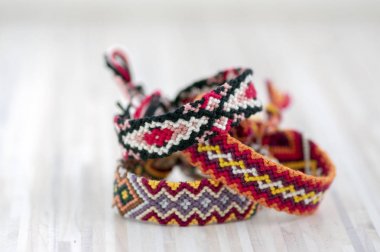 Işık ahşap arka plan izole dostluk üç el yapımı ev yapımı renkli doğal dokuma bilezikler