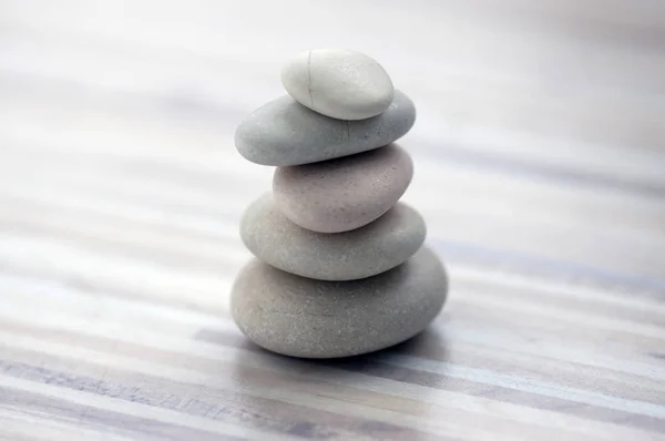 Armonia ed equilibrio, cairn, pietre di portamento semplici su fondo grigio chiaro bianco legno, scultura zen rock semplicità — Foto Stock