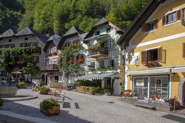 Hallstadt/Rakousko-21. září 2018: malebné staré malé městečko s krásnými úzkými uličkami s turisty. — Stock fotografie