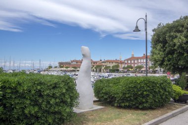 Izola / Slovenya - 25 Haziran 2018: Birçok tekneile Marina. Güneş ışığı ve mavi gökyüzü ile yaz manzarası. Tatil için harika bir yer.