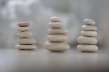Uyum ve denge, üç cairns, ahşap açık beyaz gri arka plan üzerinde basit duruş çakıl, basit kaya zen heykel