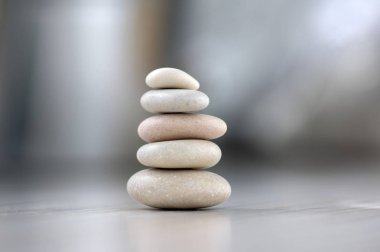 Harmony ve denge, Cairns, ahşap açık beyaz gri arka planda basit dengeli çakıl, basitlik kaya Zen heykel