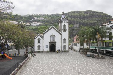 Ribeira Brava, Madeira / Portekiz - 18 Nisan 2017: 16. yüzyılda inşa edilmiş güzel Portekiz kilisesi Sao Bento