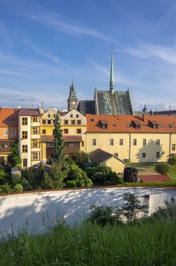 Pardubice / Çek Cumhuriyeti - 1 Haziran 2019: Kilise kulesi ve Yeşil kapılı Pardubice Nürnberg adlı tarihi yerin manzarası