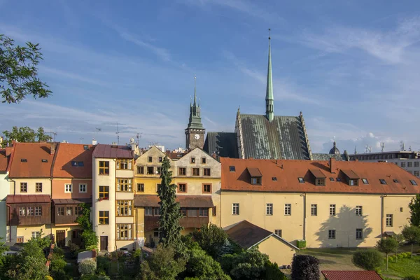 Pardubice / REPÚBLICA CHECA - 1 de junio de 2019: Vista del lugar histórico llamado Pardubice Nuremberg, con torre de la iglesia y puerta verde —  Fotos de Stock