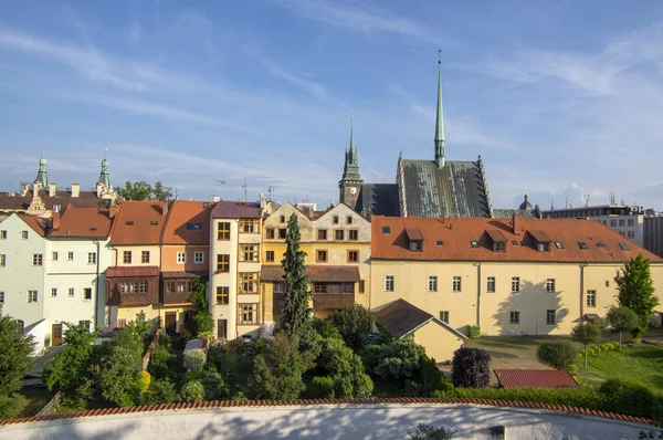 Pardubice/Tjeckien-1 juni 2019: utsikt över historiska plats som heter Pardubice Nürnberg, med kyrktornet och Green Gate — Stockfoto