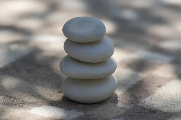 Armonía y equilibrio de cairns, simples piedras aplomo sobre fondo a cuadros textiles blancos y marrones — Foto de Stock