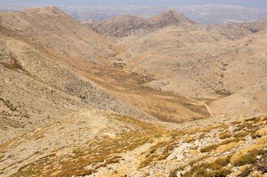 En yüksek dağ Ida Psiloritis ile Yunan Girit dağ sırası, keskin kayalar ve taşlar ile çok kuru sert arazi, natura parkı