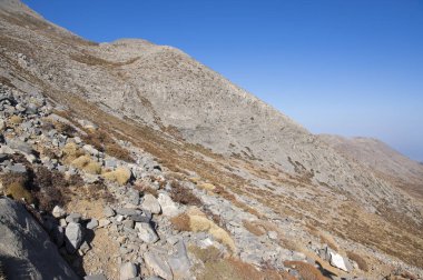 En yüksek dağ Ida Psiloritis ile Yunan Girit dağ sırası, keskin kayalar ve taşlar ile çok kuru sert arazi, natura parkı