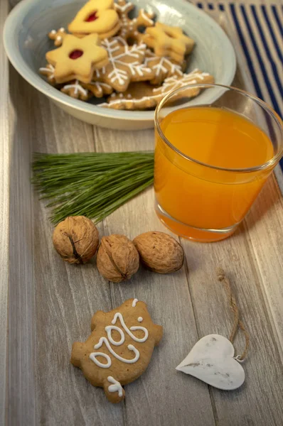 Desayuno de Navidad en bandeja de madera, jengibre de jugo de naranja fresco, galletas de masa y verter feliciter pig 2020 —  Fotos de Stock
