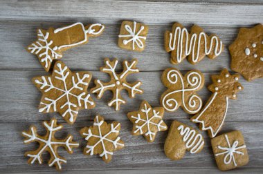 Gündüz vakti ahşap masaya yerleştirilmiş geleneksel Noel zencefilli çörekleri, sıradan çikolotlu tatlılar.