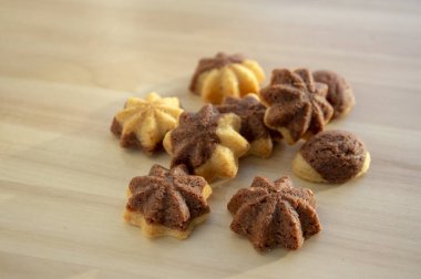 Tarçın ve başka bir Noel kurabiyesi, iki renk, kakao koyu kahverengi ve vanilyalı açık kahverengi, lezzetli kurabiyeler.