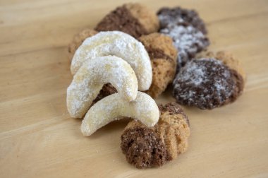 Tarçın ve başka bir Noel tatlısı, iki renk, koyu ve açık, vanilyalı hilal şekerli kurabiyeler.