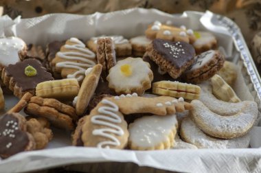 Kutudaki bir yığın içinde birçok çeşit Noel kurabiyesi, çeşitli renkler ve tatlar.