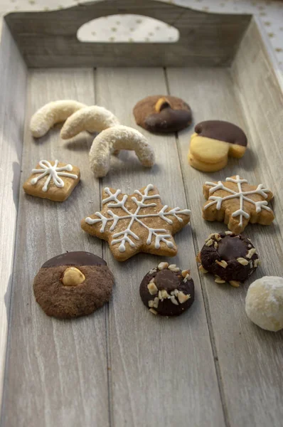 Agrupe varios tipos de deliciosas galletas dulces de Navidad en madera gris claro, sabroso desayuno de vacaciones — Foto de Stock