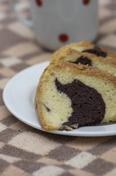 Gugelhupf su piatto bianco su coperta da picnic, molto gustosa torta dolce ceco commestibile bicolore chiamata babovka, affettata pronta da mangiare — Foto Stock