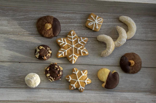 Agrupe varios tipos de deliciosas galletas dulces de Navidad en madera gris claro, sabroso desayuno de vacaciones — Foto de Stock