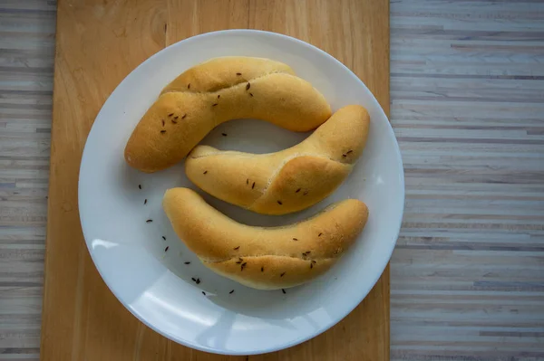 Trei Role Croissant Făcute Manual Homemada Presărate Chimen Proaspete Coacăze — Fotografie, imagine de stoc