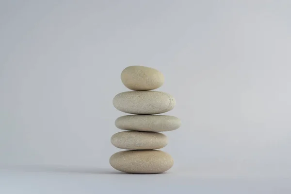 Een Eenvoudige Stenen Cairn Geïsoleerd Witte Achtergrond Groep Van Vijf — Stockfoto