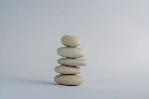 Una Simplicidad Piedras Cairn Aislado Sobre Fondo Blanco Grupo Cinco —  Fotos de Stock