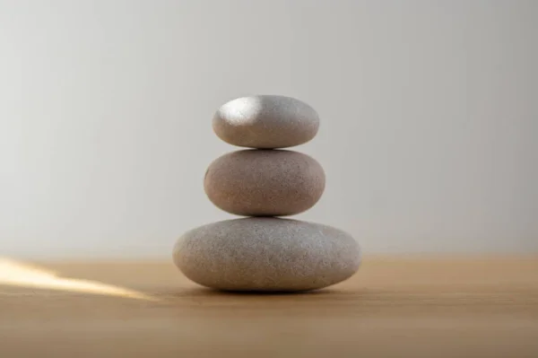 Steinhaufen Auf Gestreiftem Grau Weißem Hintergrund Drei Steintürme Einfache Gleichgewichtssteine — Stockfoto
