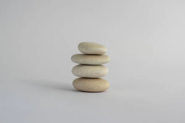 Una Simplicidad Piedras Cairn Aislado Sobre Fondo Blanco Grupo Cuatro —  Fotos de Stock