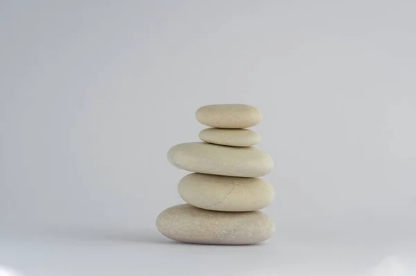 Een Eenvoudige Stenen Cairn Geïsoleerd Witte Achtergrond Groep Van Vijf — Stockfoto