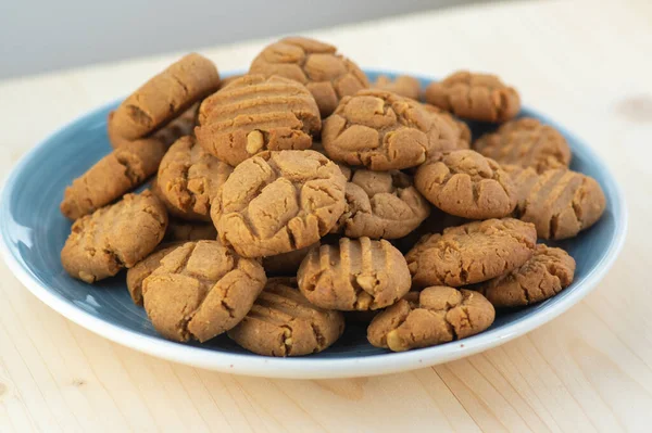 Galletas Mantequilla Cacahuete Muy Sabrosas Tablero Madera Bambú Marrón Claro — Foto de Stock