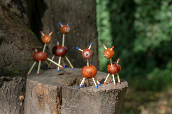 Grupo Animais Castanha Engraçados Toco Árvore Fundo Verde Artesanato Tradicional — Fotografia de Stock