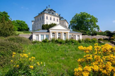 Chlumec nad Cidlinou / CZECH REPUBLIC - 16 Mayıs 2020: Karlova Koruna Şatosu adlı güzel saray tüm yıl boyunca halka açık güzel bahçelerde yer almaktadır