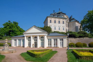 Chlumec nad Cidlinou / CZECH REPUBLIC - 16 Mayıs 2020: Karlova Koruna Şatosu adlı güzel saray tüm yıl boyunca halka açık güzel bahçelerde yer almaktadır