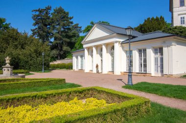 Chlumec nad Cidlinou / CZECH REPUBLIC - 16 Mayıs 2020: Karlova Koruna Şatosu adlı güzel saray tüm yıl boyunca halka açık güzel bahçelerde yer almaktadır