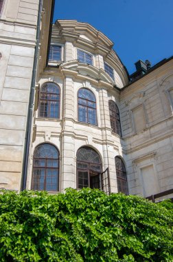 Chlumec nad Cidlinou / CZECH REPUBLIC - 16 Mayıs 2020: Karlova Koruna Şatosu adlı güzel saray tüm yıl boyunca halka açık güzel bahçelerde yer almaktadır