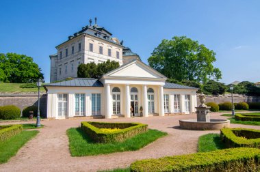 Chlumec nad Cidlinou / CZECH REPUBLIC - 16 Mayıs 2020: Karlova Koruna Şatosu adlı güzel saray tüm yıl boyunca halka açık güzel bahçelerde yer almaktadır