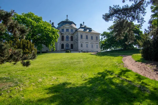 Chlumec Nad Cidlinou Czech 2020年5月16日 美丽的宫殿Karlova Koruna Chateau位于一年四季开放的美丽花园中 — 图库照片