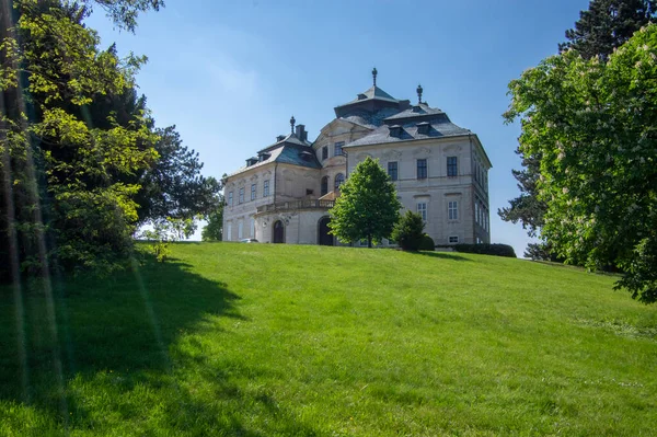 Chlumec nad Cidlinou / CZECH REPUBLIC - 16 Mayıs 2020: Karlova Koruna Şatosu adlı güzel saray tüm yıl boyunca halka açık güzel bahçelerde yer almaktadır