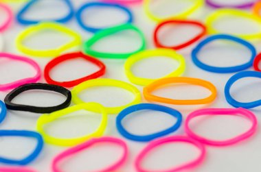 Çeşitli renkli plastik lastik, seçici netlik, arka plan