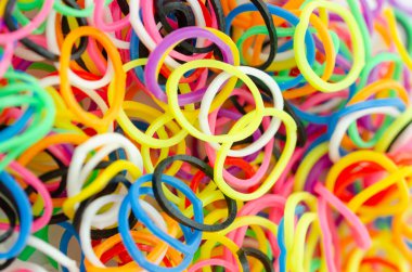 Çeşitli renkli plastik lastik, seçici netlik, renkli arka plan.