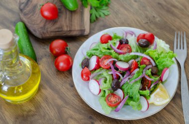Sağlıklı sebze salata beyaz tabakta üstten görünüm olmasıdır