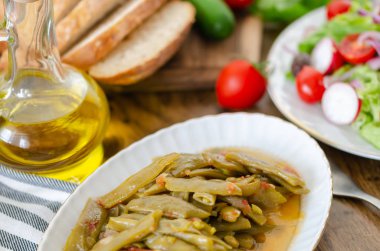 Geleneksel taze fasulye yemek üzerinde beyaz tabak .bu salata ile servis edilir.