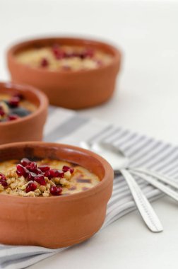 Geleneksel Türk Fırın Sütlaç ve çizgili beyaz artalanları peçeteye. Ceviz ve nar üzerinde pirinç sütlaç.