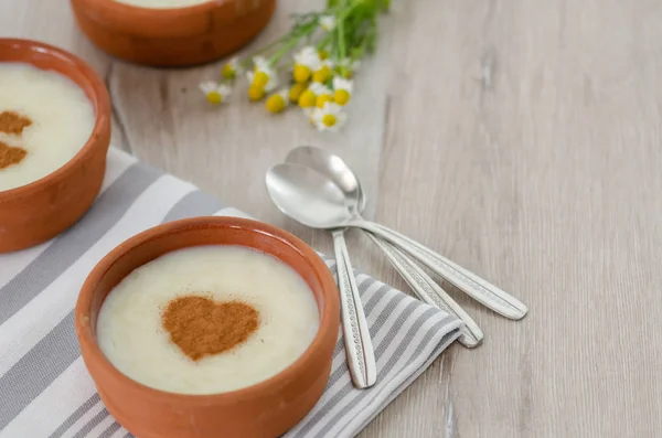 Rýžový Pudink Skořicí Dřevěné Pozadí — Stock fotografie