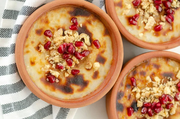 Hagyományos Török Sütő Rizs Puding Csíkos Szalvéta Fehér Backround Dió — Stock Fotó